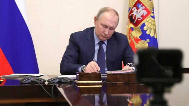 El presidente ruso Vladimir Putin asiste a una reunión en Moscú.