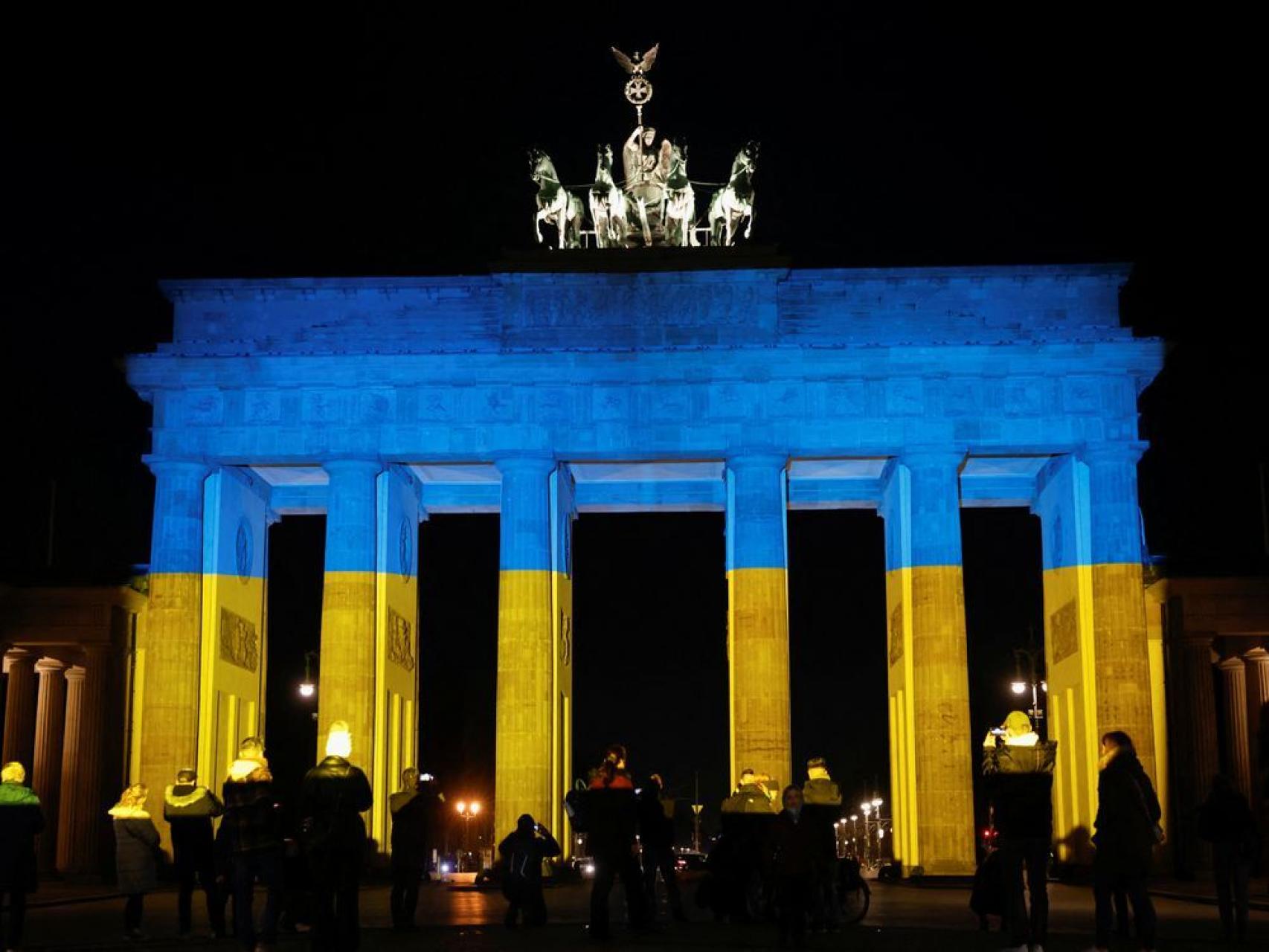 La Puerta de Brandemburgo, iluminada con los colores de la bandera de Ucrania.