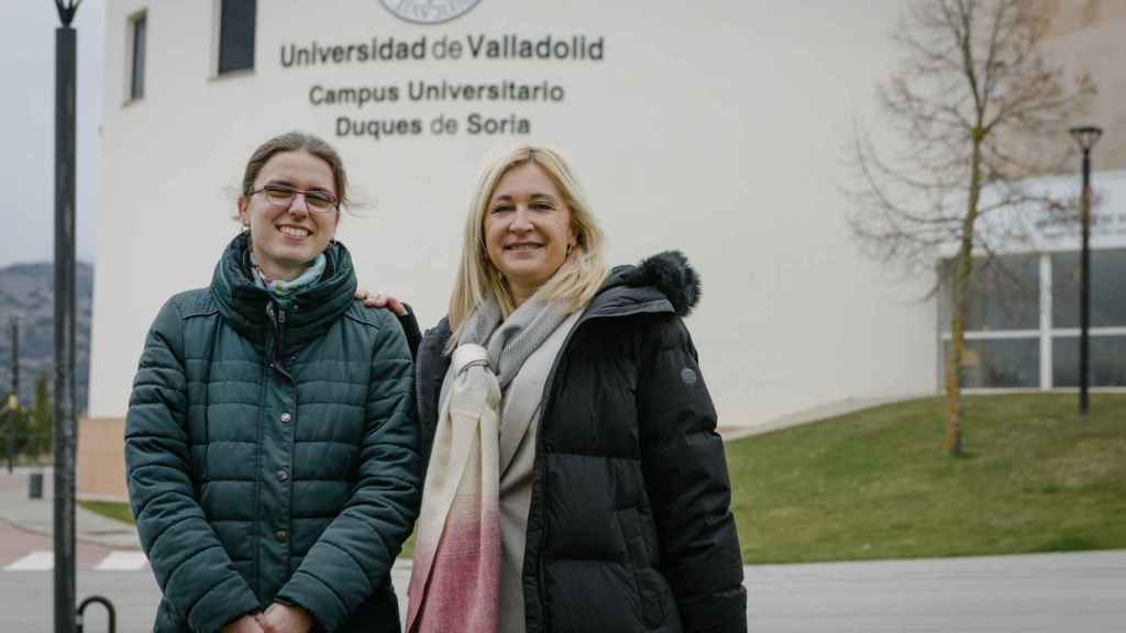 Olga Jedrysiak junto a su tutora Blanca García / Ical