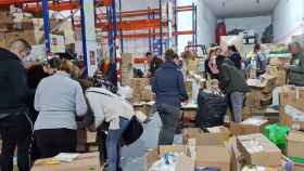 Nave en Málaga donde los voluntarios ayudan con el material de ayuda humanitaria hacia Ucrania.