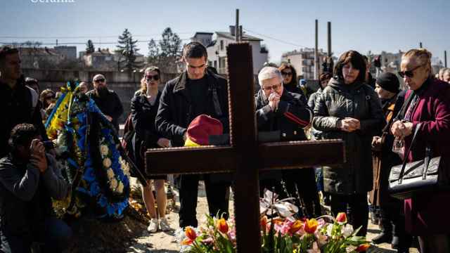 Ucrania honra a sus muertos de rodillas (interior)