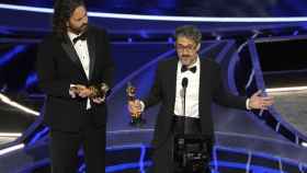 Los españoles Alberto Mielgo y Leo Sánchez ganan el Oscar por el corto 'El limpiaparabrisas'.