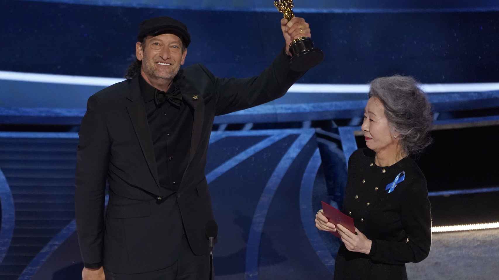 Troy Kotsur hace historia con 'CODA' y gana el primer Oscar para un actor sordo en la historia de los premios.