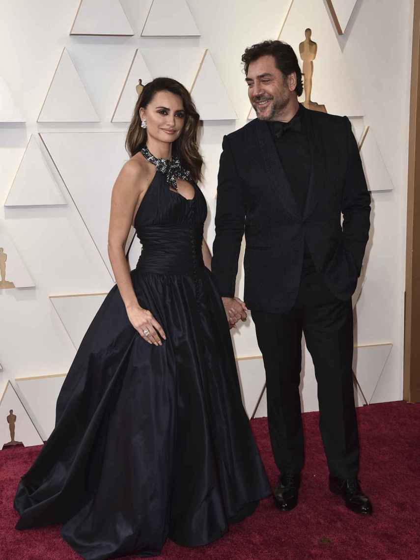 Penélope Cruz y Javier Bardem en la alfombra roja de los Oscar.