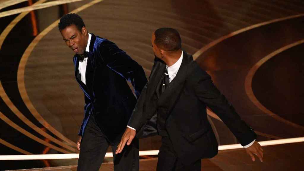 Chris Rock, encajando la bofetada de Will Smith en la gala de los Óscar.