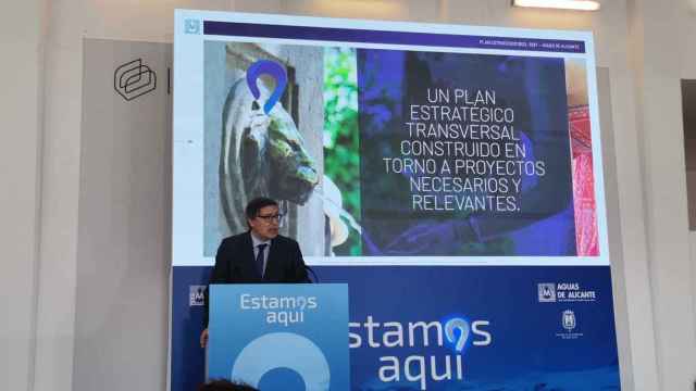 Javier Díez en la presentación del plan estratégico de Aguas de Alicante.