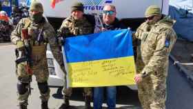 El guardia civil retirado, en el momento de la entrega del material sanitario en Chernovtsi, Ucrania.