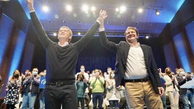 El presidente gallego, Alberto Núñez Feijóo, y el de Castilla y León, Alfonso Fernández Mañueco, durante un acto el pasado 19 de marzo en Valladolid.