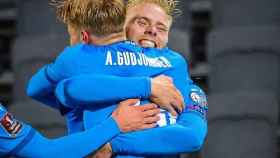 Sveinn Aron y Andri Gudjohnsen se abrazan tras marcar un gol con Islandia.
