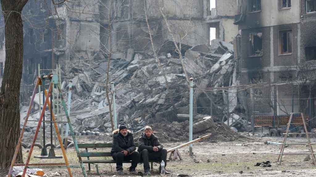 Vecinos de Mariúpol contemplan la destrucción de su ciudad. / Alexander Ermochenko (Reuters)