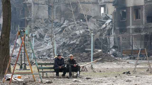 Vecinos de Mariúpol contemplan la destrucción de su ciudad. / Alexander Ermochenko (Reuters)