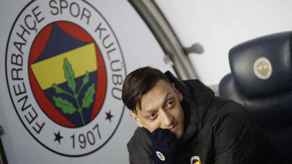 Mesut Özil, en el banquillo de Fenerbahce