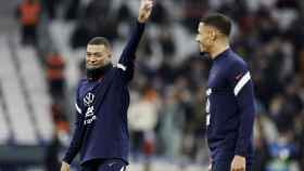 Kylian Mbappé saludando a los aficionados durante su calentamiento con Francia