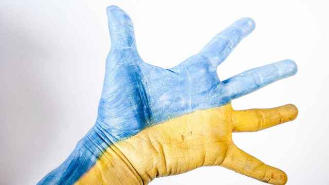 Una mano pintada con los colores de la bandera ucraniana.