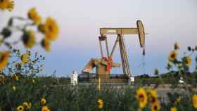 Planta de extracción petrolífera con el sistema fracking.