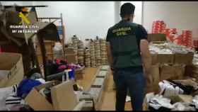 La Guardia Civil incautó 10.000 productos falsos en el garaje que tiene Jesús en su domicilio de Archena.