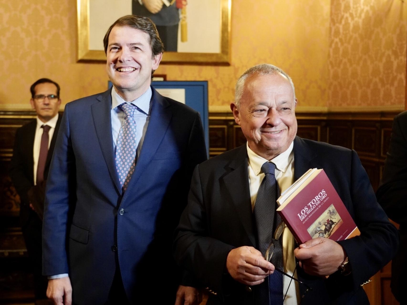 Gonzalo Santonja, en una fotografía de 2019 junto al presidente de la Junta, Alfonso Fernández Mañueco, con motivo de la presentación del libro 'Tierras adentro. Andanzas y escrutinios por el país de la piel del toro'