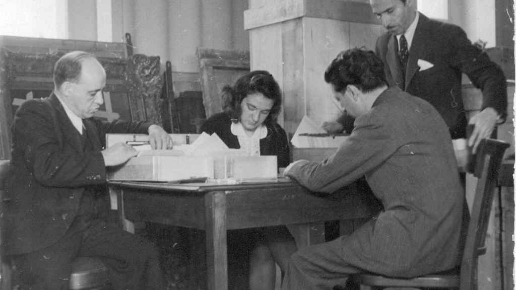 Blanca Chacel durante la realización del inventario de las obras llegadas a Ginebra, marzo de 1939.