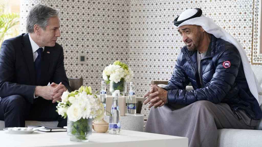 Antony Blinken con Mohamed bin Zayed Al Nahayan, el príncipe heredero de Abu Dhabi.