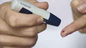 Una persona diabética mide su nivel de azúcar en sangre.