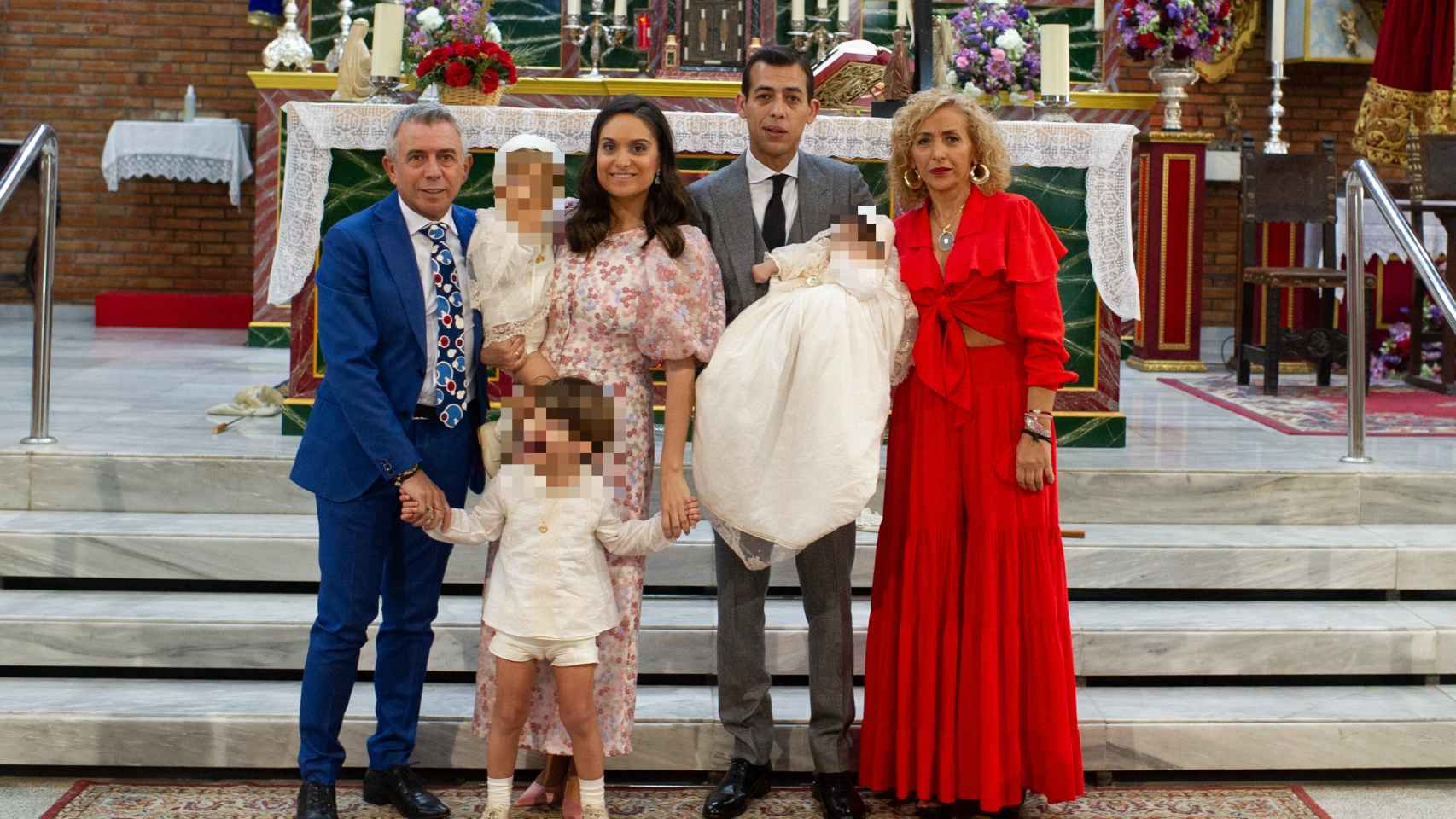 El bautizo de las nietas del millonario empresario 'El Turronero', desde dentro: todos las imágenes