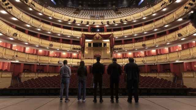 Personas y oficios conectados para alcanzar la máxima excelencia en la ópera: así se trabaja en el Teatro Real