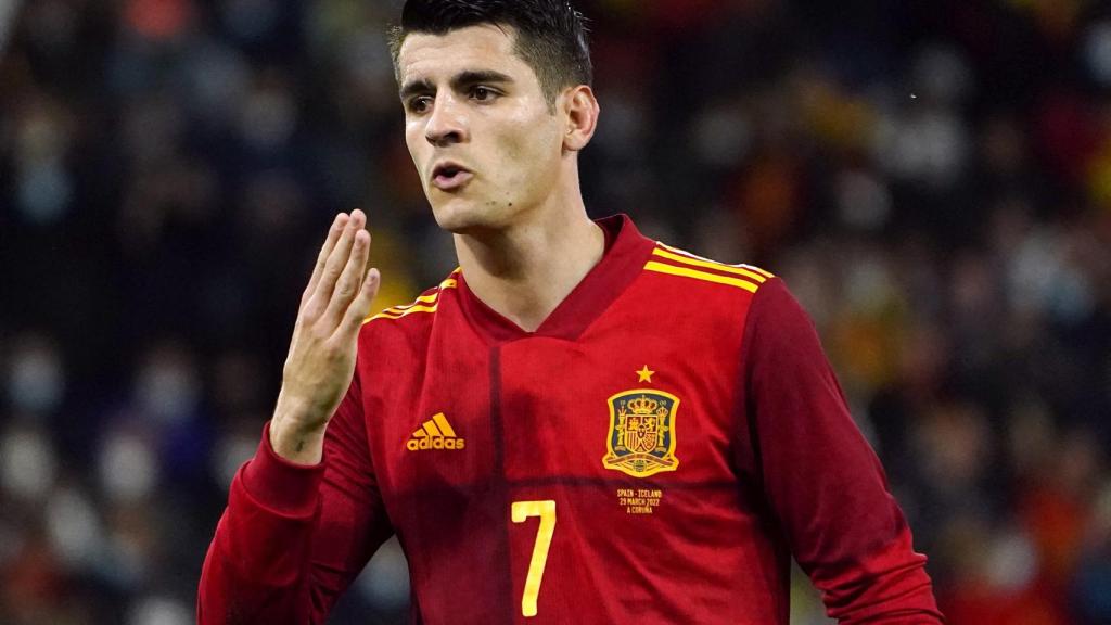 Álvaro Morata lanza un beso para celebrar su gol con la Selección
