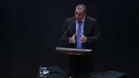 El secretario general de Vox, Javier Ortega-Smith, en el pleno de este martes en el Ayuntamiento de Madrid.