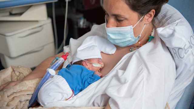 Una madre con su bebé prematuro. FOTO: Hospital Clínic de Barcelona.