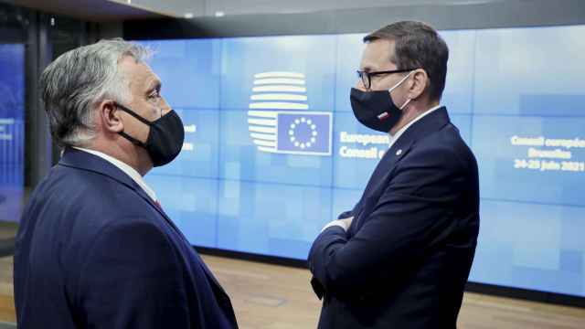 Viktor Orbán y Mateusz Morawiecki conversan durante una reunión del Consejo Europeo