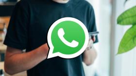 Logo de WhatsApp sobre una persona usando un smartphone.