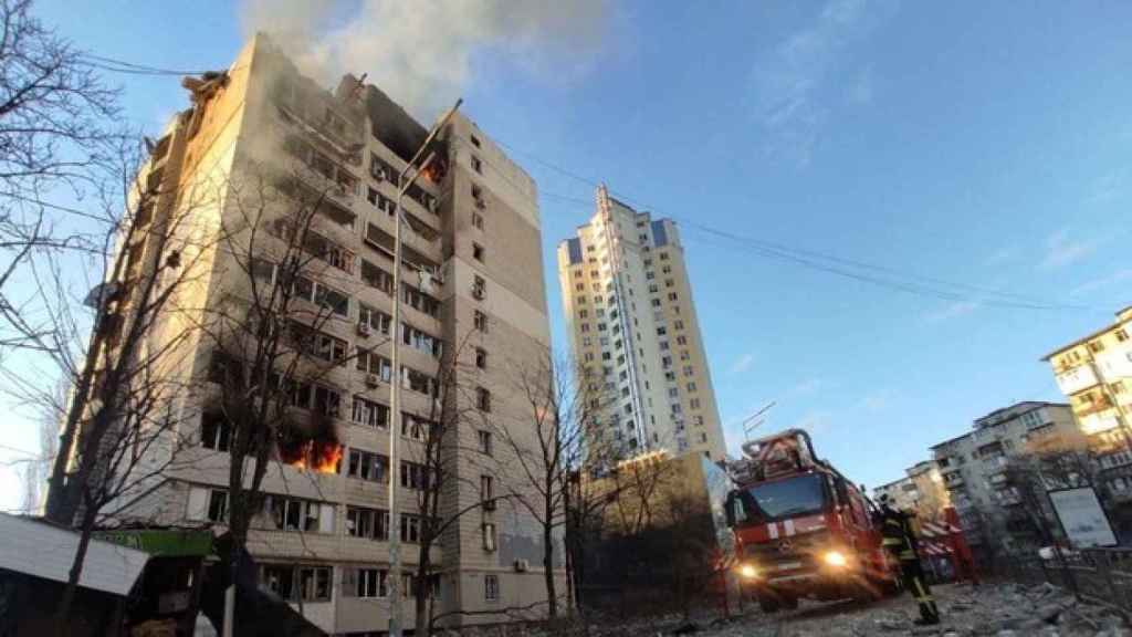 Edificio de apartamentos de Kiev bombardeado por los rusos.