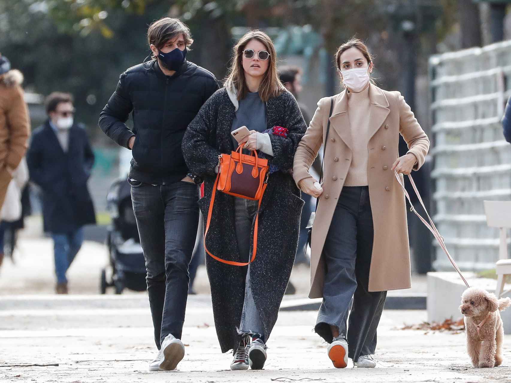 Tamara Falcó junto a su primo Álvaro Falcó y la futura esposa de éste, Isabelle Junot, por las calles de Madrid.