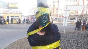 Una mujer gitana fue atada a una farola en Kiev y le pintaron la cara de verde, según denunciaron varios colectivos.