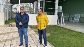 El alcalde de Guijuelo, Roberto Martín, y el concejal de Deportes, Carlos Arasa, visitan las instalaciones deportivas