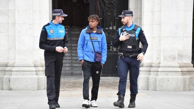 Sied Muhamed con los dos Policías Locales que participaron en el rescate