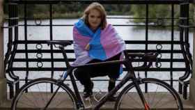 Emily Bridges con su bicicleta y la bandera trans