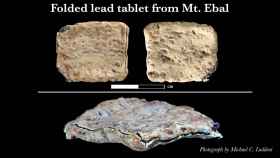 Imagen de la tablilla descubierta en el monte Ebal. / Michael C. Luddeni (Associates for Biblical Research)