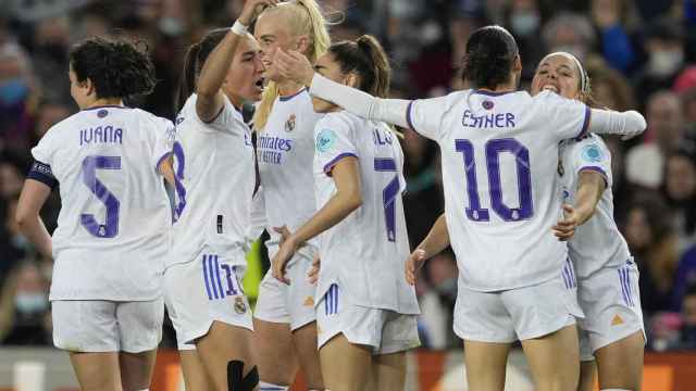 Piña de las jugadoras del Real Madrid Femenino para celebrar el gol de Claudia Zornoza en El Clásico femenino