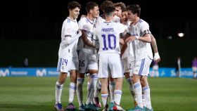 Piña de los jugadores del Real Madrid Castilla para celebrar un gol ante UCAM Murcia