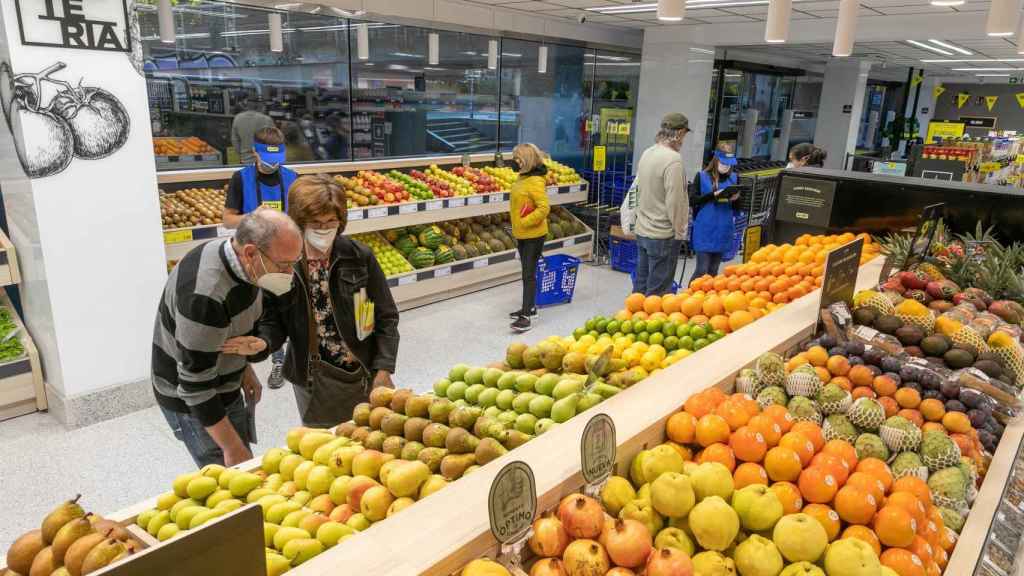 Sección de frutería en un supermercado.