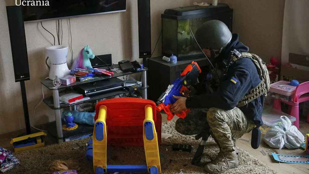 Un soldado, con una pistola de juguete, en Kiev.