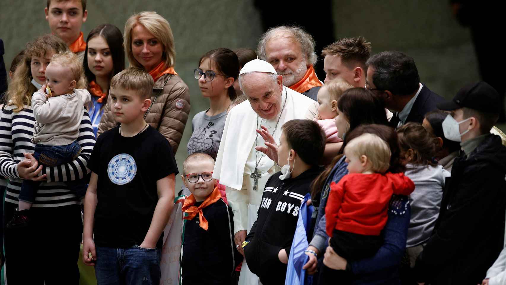El Papa recibe en el Vaticano a refugiados ucranianos.