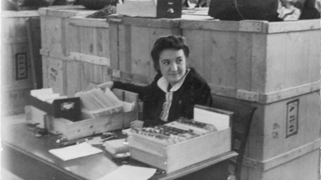 Blanca Chacel durante la realización del inventario de las obras llegadas a Ginebra, marzo de 1939.