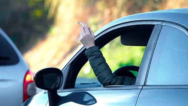 La nueva multa que prepara el Gobierno y que prohibirá fumar en el coche si hay niños