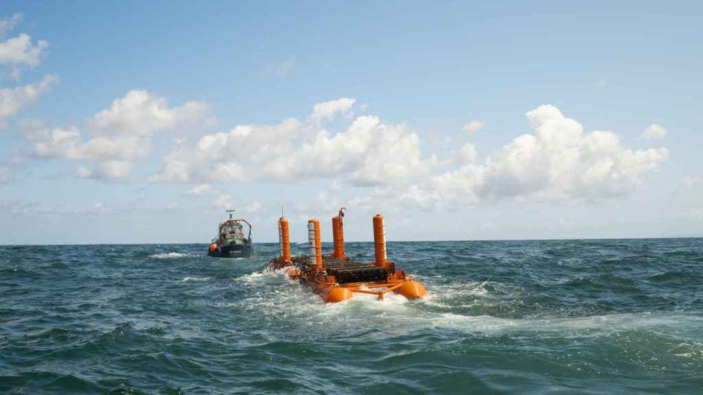 Un remolcador lleva la plataforma flotante de Arrecife Systems a alta mar.