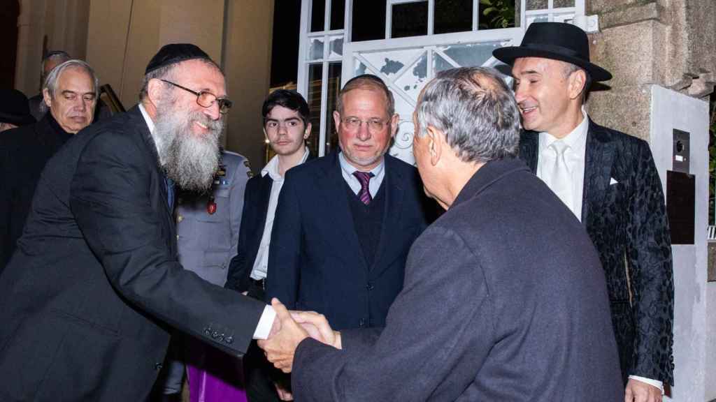 El rabino de Oporto, en una visita del presidente de Portugal a su sinagoga en 2019.
