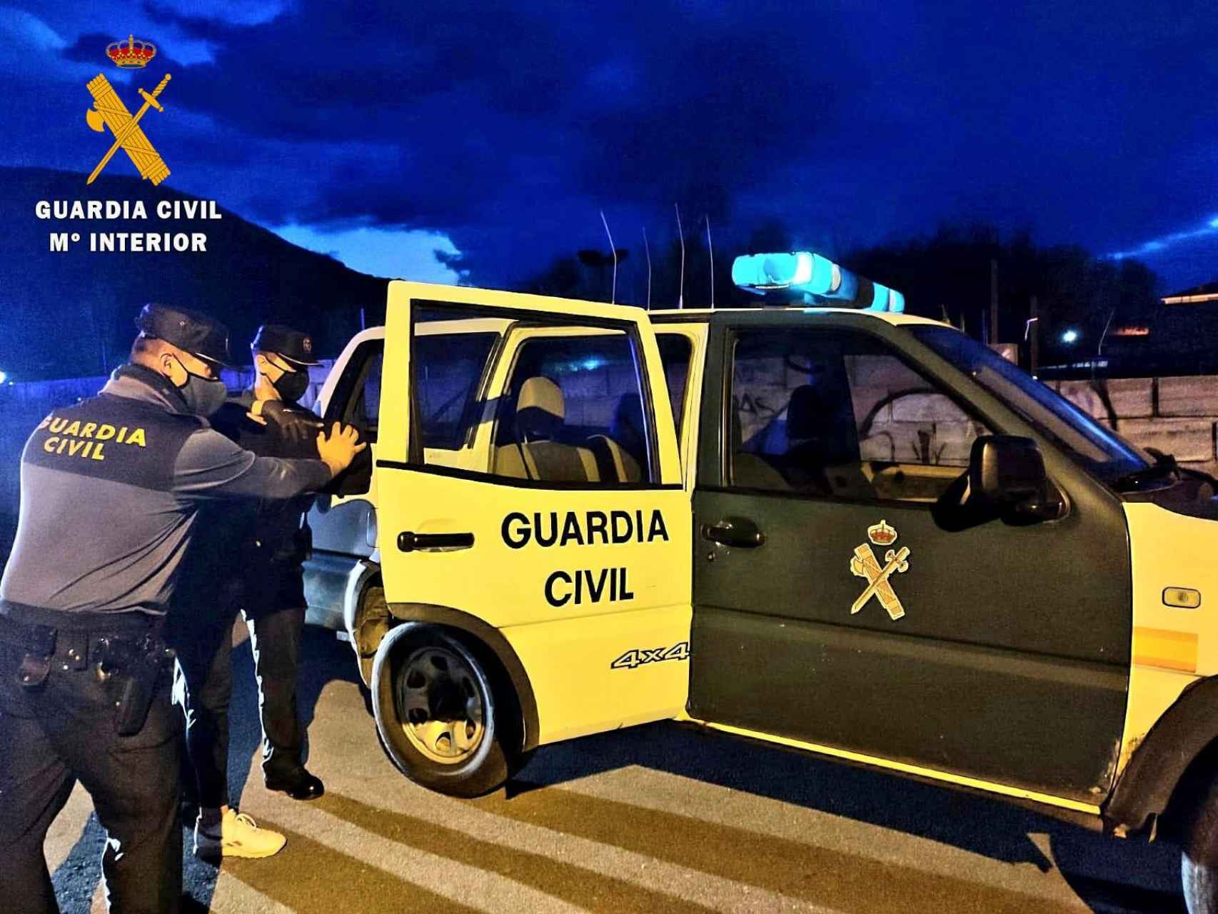 Imagen de la detención en Navaluenga facilitada por la Guardia Civil