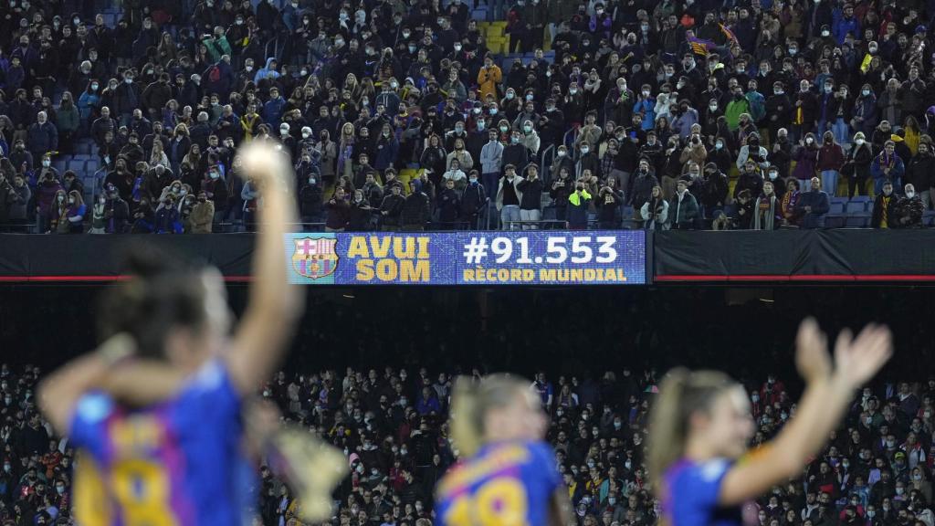 Las jugadoras del FC Barcelona celebran su victoria ante el Real Madridcon 91.553 espectadores en el Camp Nou