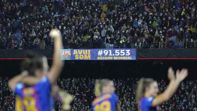 Las jugadoras del FC Barcelona celebran su victoria ante el Real Madridcon 91.553 espectadores  en el Camp Nou
